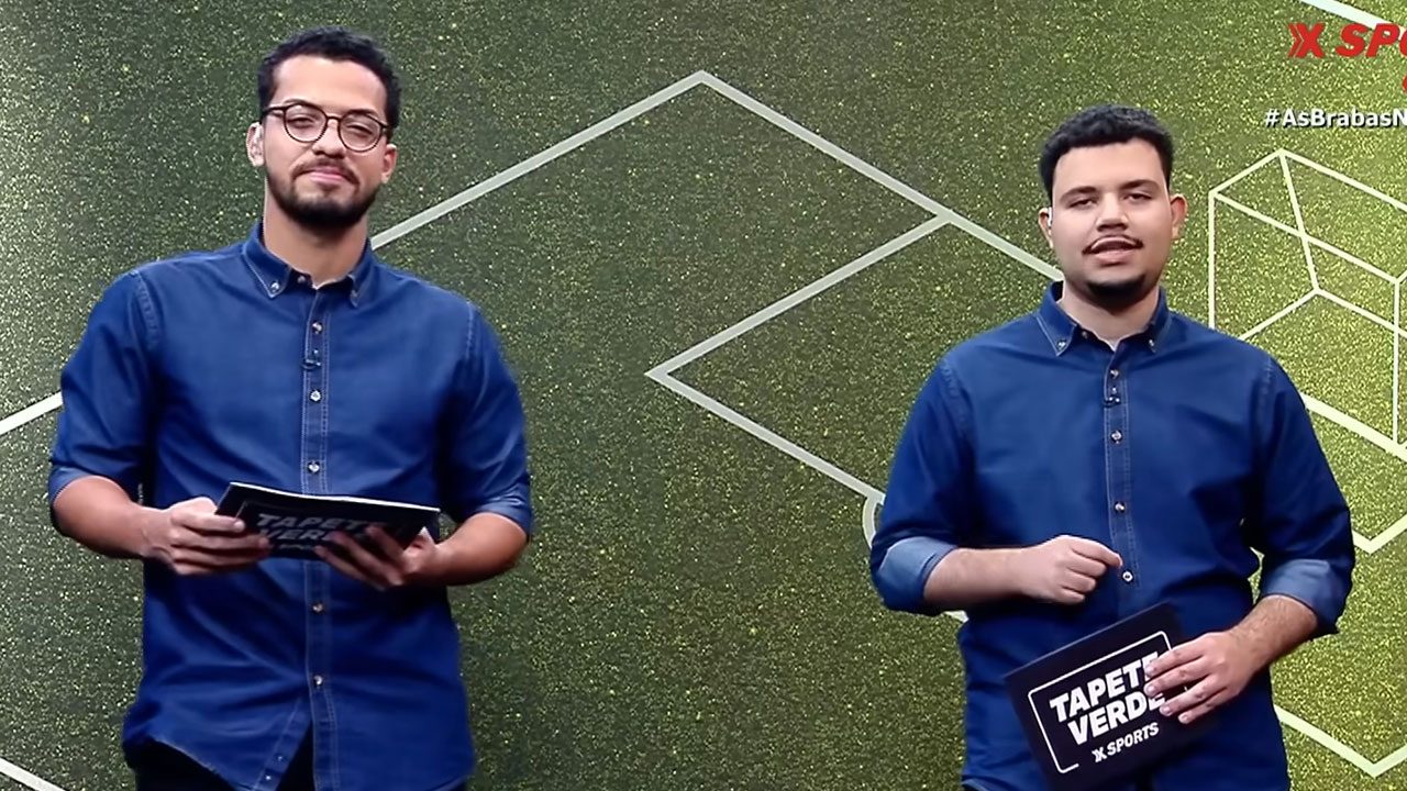 O comentarista Pedro Oliveira e o narrador Zé Neto de camisa azul no cenário do programa Tapete Verde, atração da Xsports