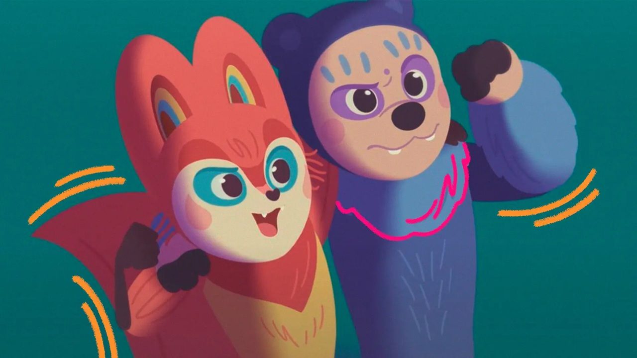 Dois personagens animados coloridos com aparência de animais levantam os braços sorrindo em ilustração com fundo verde