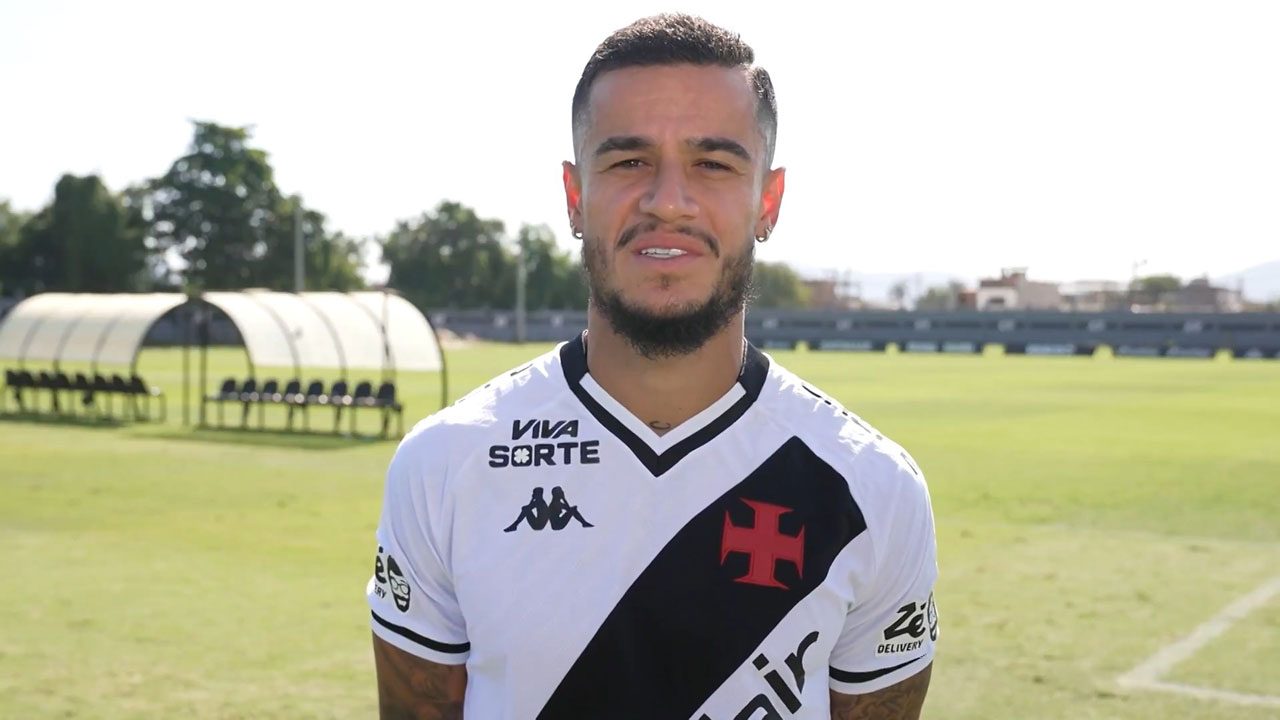 Philippe Coutinho com uniforme do Vasco durante gravação para a Globo no campo de treinamento