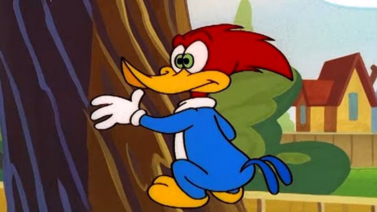 Pica-Pau encostado em árvore com expressão divertida em cena do desenho animado clássico da Universal Pictures