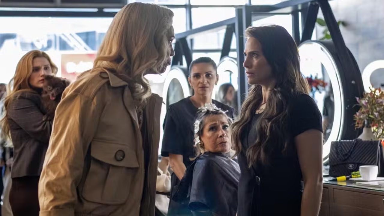Pilar exige a demissão de Adriana do salão de beleza em Quem Ama Cuida