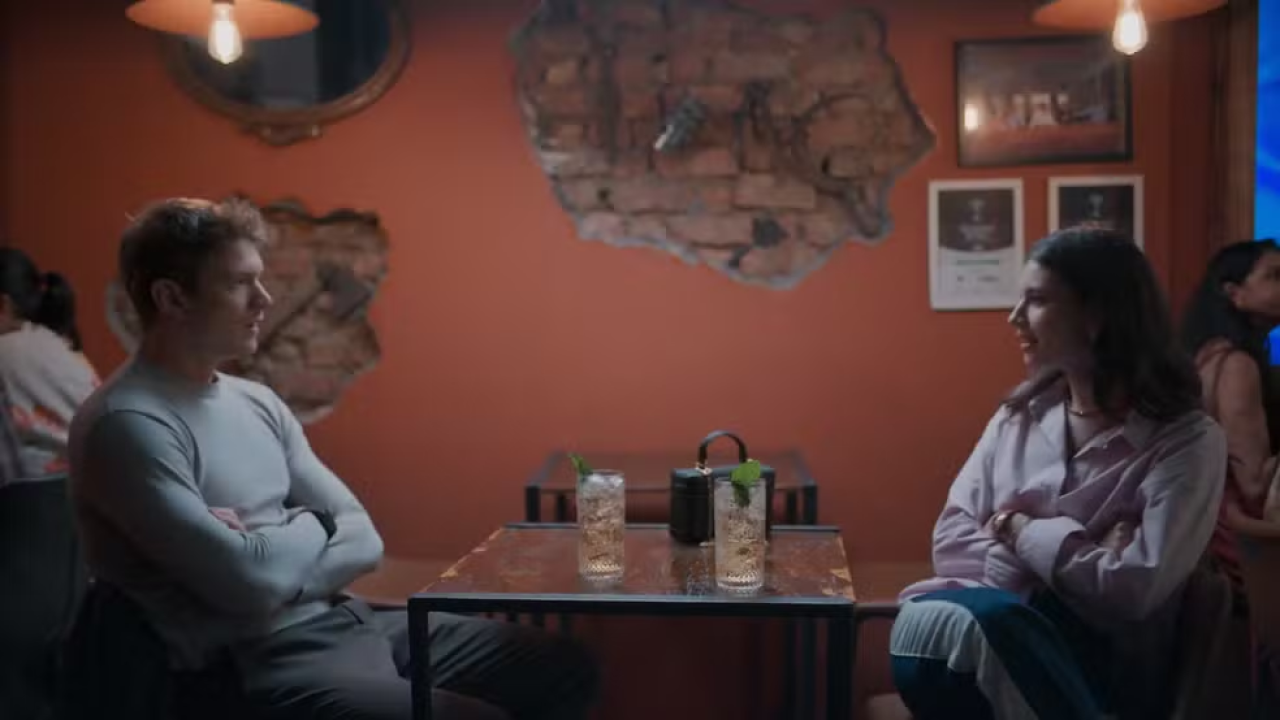 Preocupada com o irmão, Lorena convida Leonardo para jantar em Três Graças