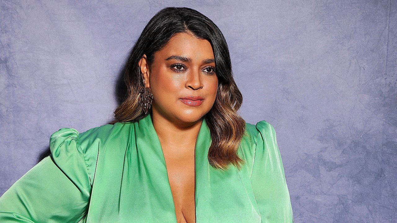 Preta Gil posa com vestido verde e brincos longos em retrato divulgado durante evento público