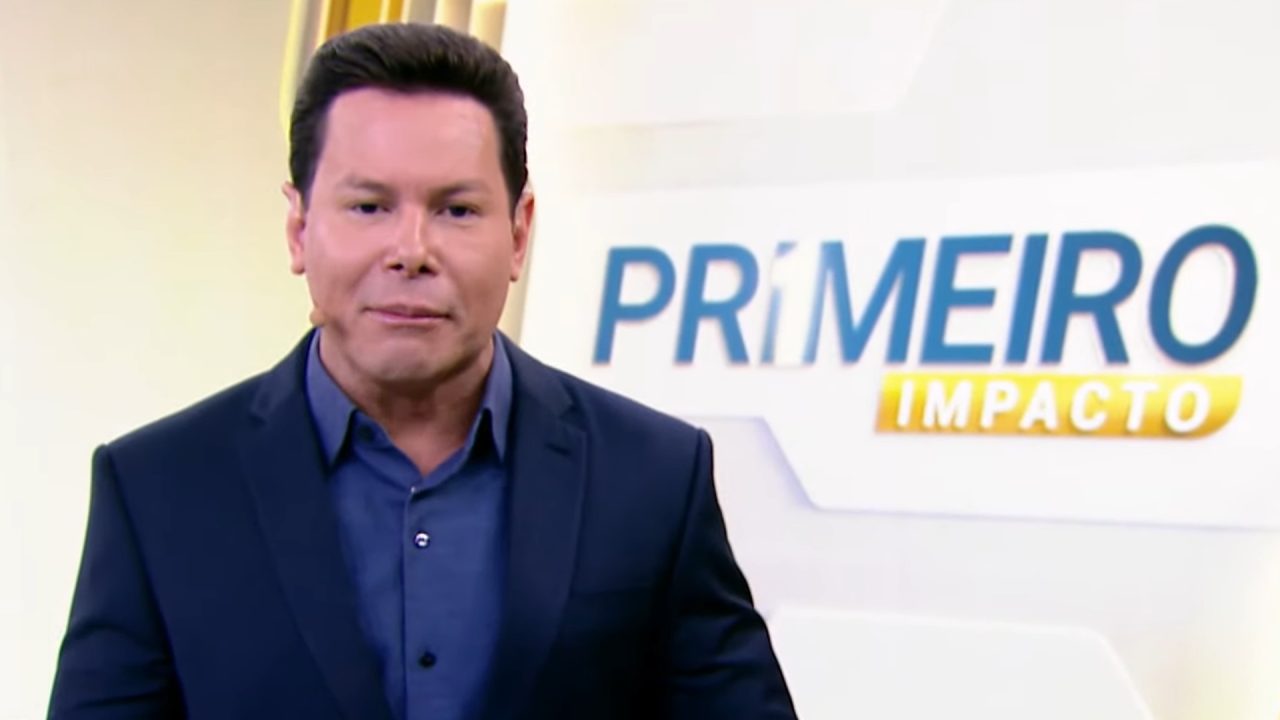 Foto do apresentador Marcão do Povo no estúdio do Primeiro Impacto
