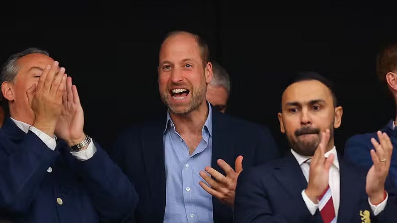 Príncipe William comemora em camarote enquanto assiste evento esportivo ao lado de outros convidados