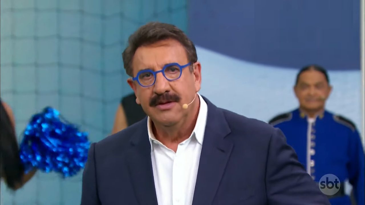 Foto do apresentador Ratinho em seu programa no SBT