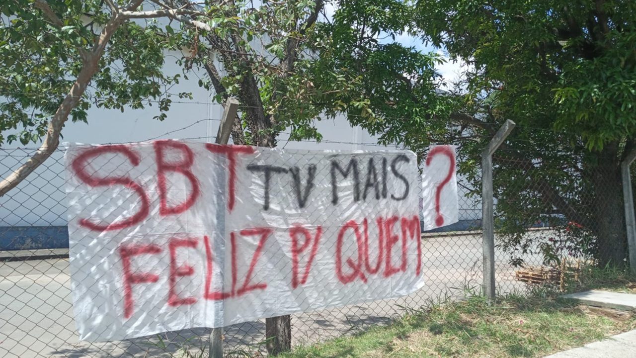 Foto de protesto na sede do SBT