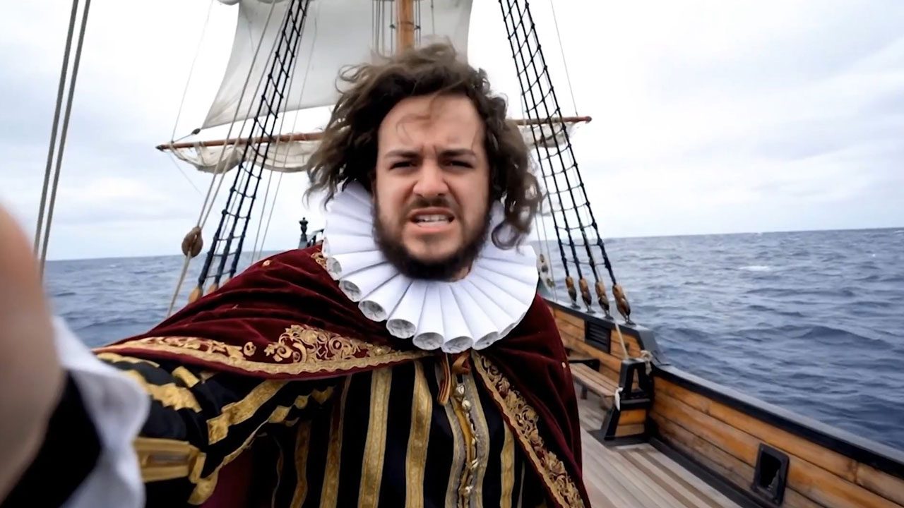 Homem caracterizado como navegador em cena do quadro Fala AI do Fantástico a bordo de navio no mar