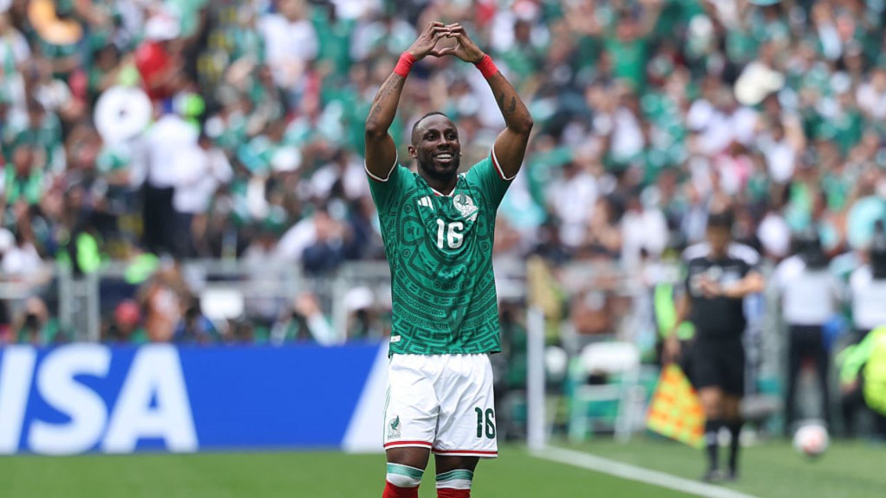 Julián Quiñones com uniforme do México faz gesto de coração após gol diante da torcida na Copa do Mundo