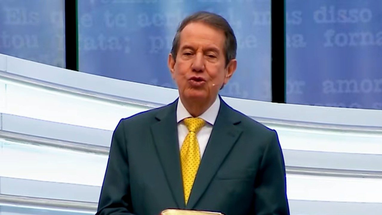R.R. Soares de terno escuro e gravata amarela durante apresentação do Show da Fé