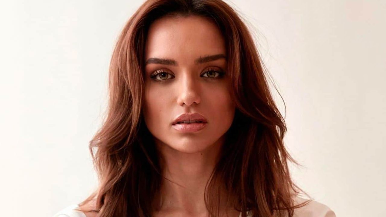 Rafa Kalimann vestida de branco posando para foto