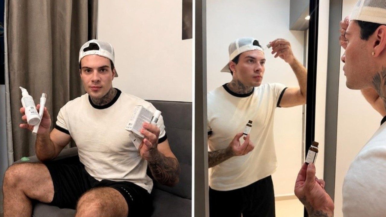 Rafa Marttinz aplica produto capilar diante do espelho e exibe itens de cuidados pessoais em casa