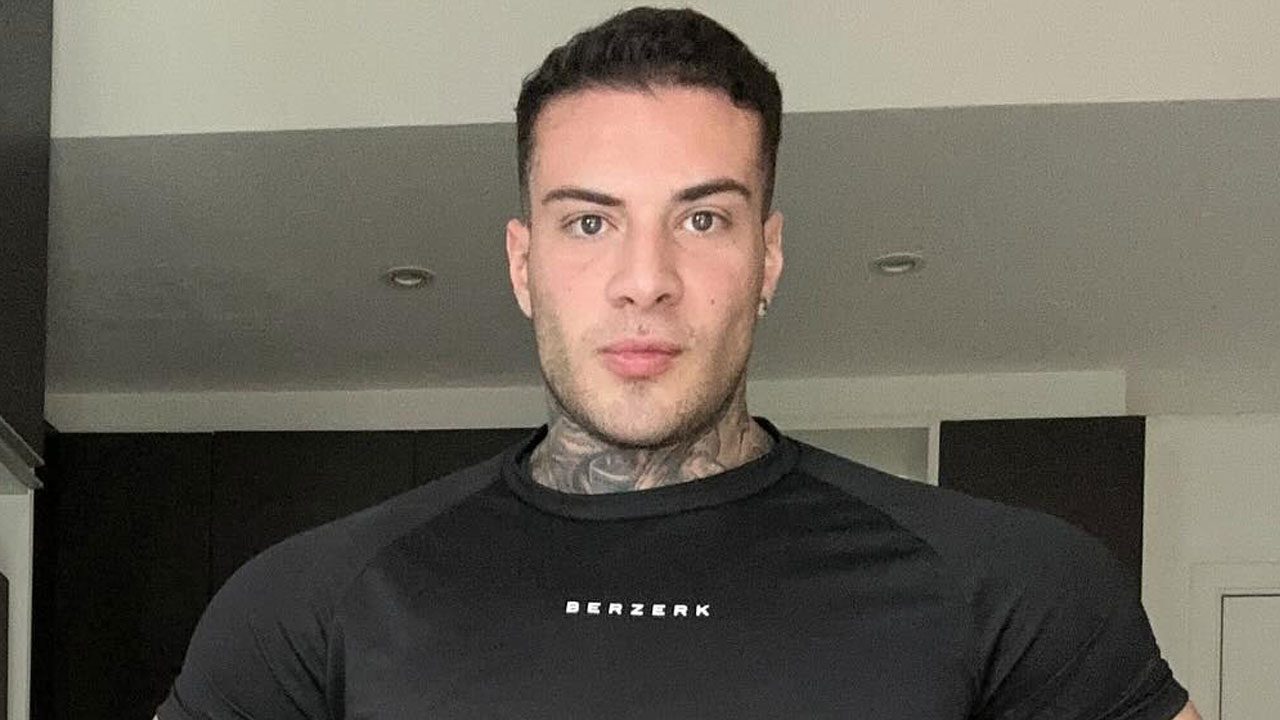 Rafa Marttinz posando para foto em ambiente interno usando camiseta preta de treino com estampa Berzerk