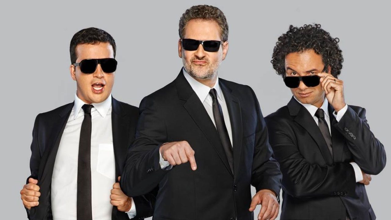 Rafael Cortez, Dan Stulbach e Marco Luque posam de terno preto e óculos escuros para divulgação da bancada do programa CQC na Band