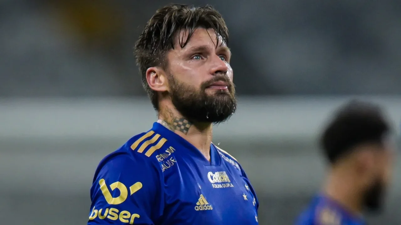 Rafael Sobis emocionado em campo com uniforme azul do Cruzeiro, após partida de futebol