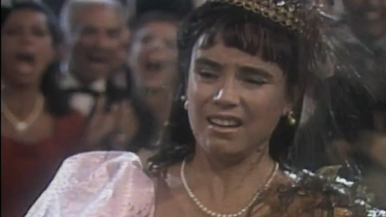 Maria do Carmo é atingida por lixo durante baile em cena de Rainha da Sucata após ser humilhada pelos colegas