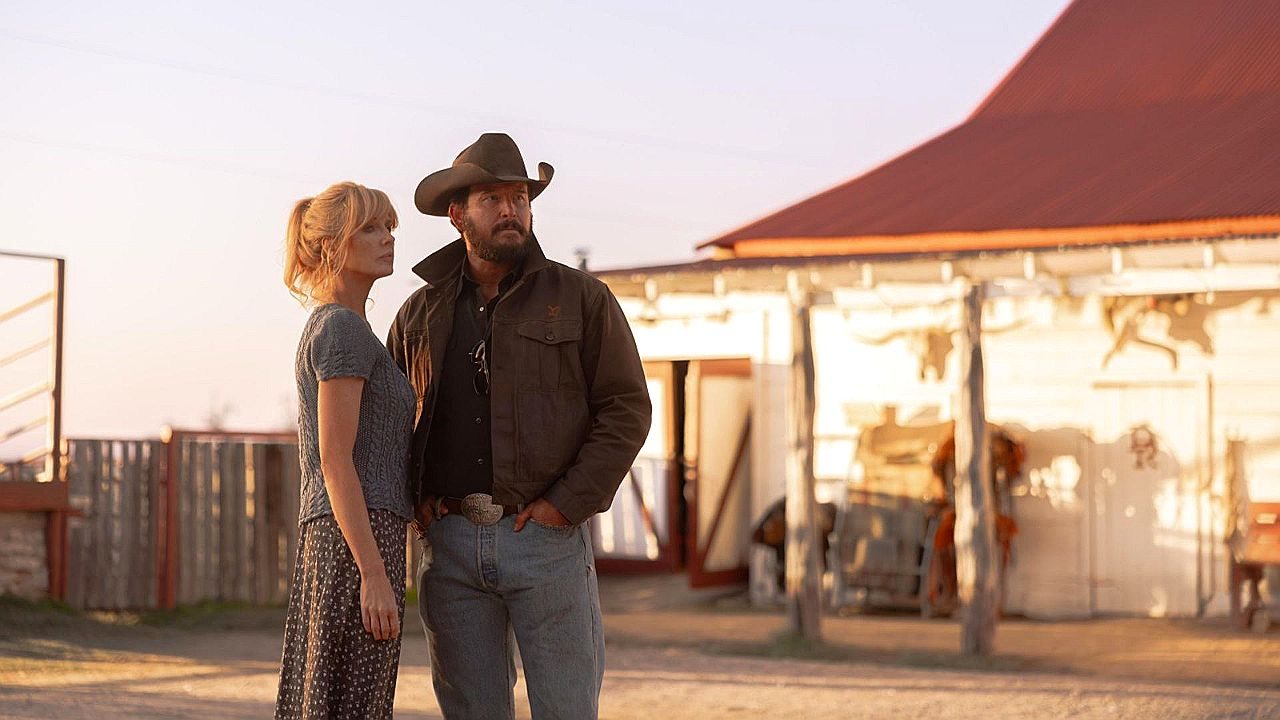 Imagem com uma mulher e um homem com chapéu em um rancho