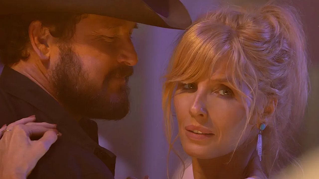 Beth Dutton e Rip Wheeler dançam juntos em cena da série Rancho Dutton com expressão de tensão no rosto dela
