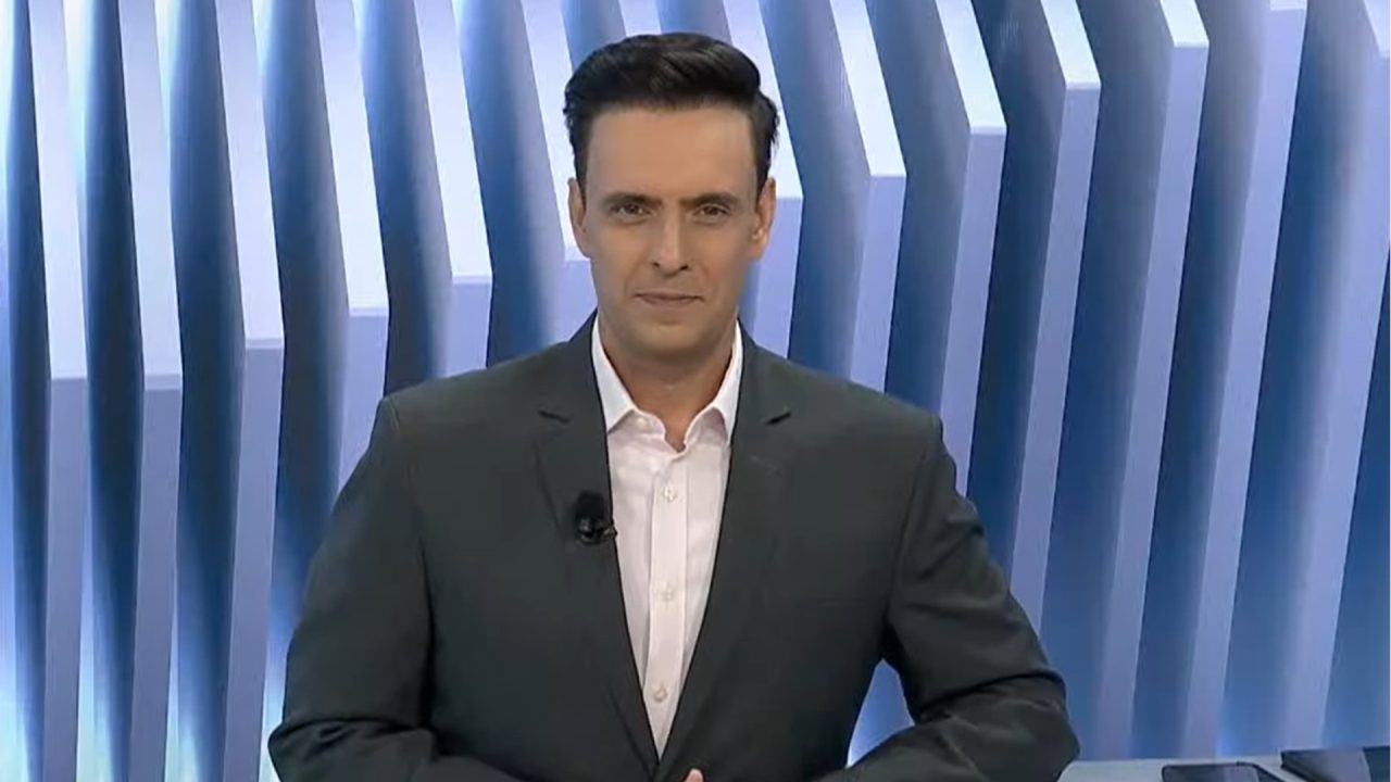 Foto de Raphael dos Anjos no estúdio do Balanço Geral