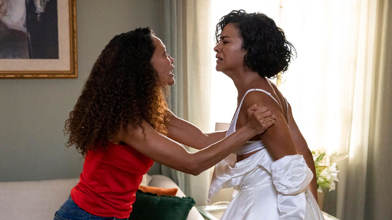 Raquel (Taís Araujo) segura Fátima (Bella Campos) e rasga seu vestido de noiva durante discussão em Vale Tudo