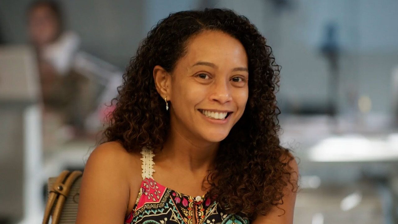 Taís Araujo caracterizada como Raquel sorrindo em cena do remake da novela Vale Tudo