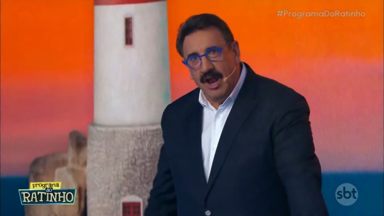 Foto do apresentador Ratinho comandando seu programa no SBT