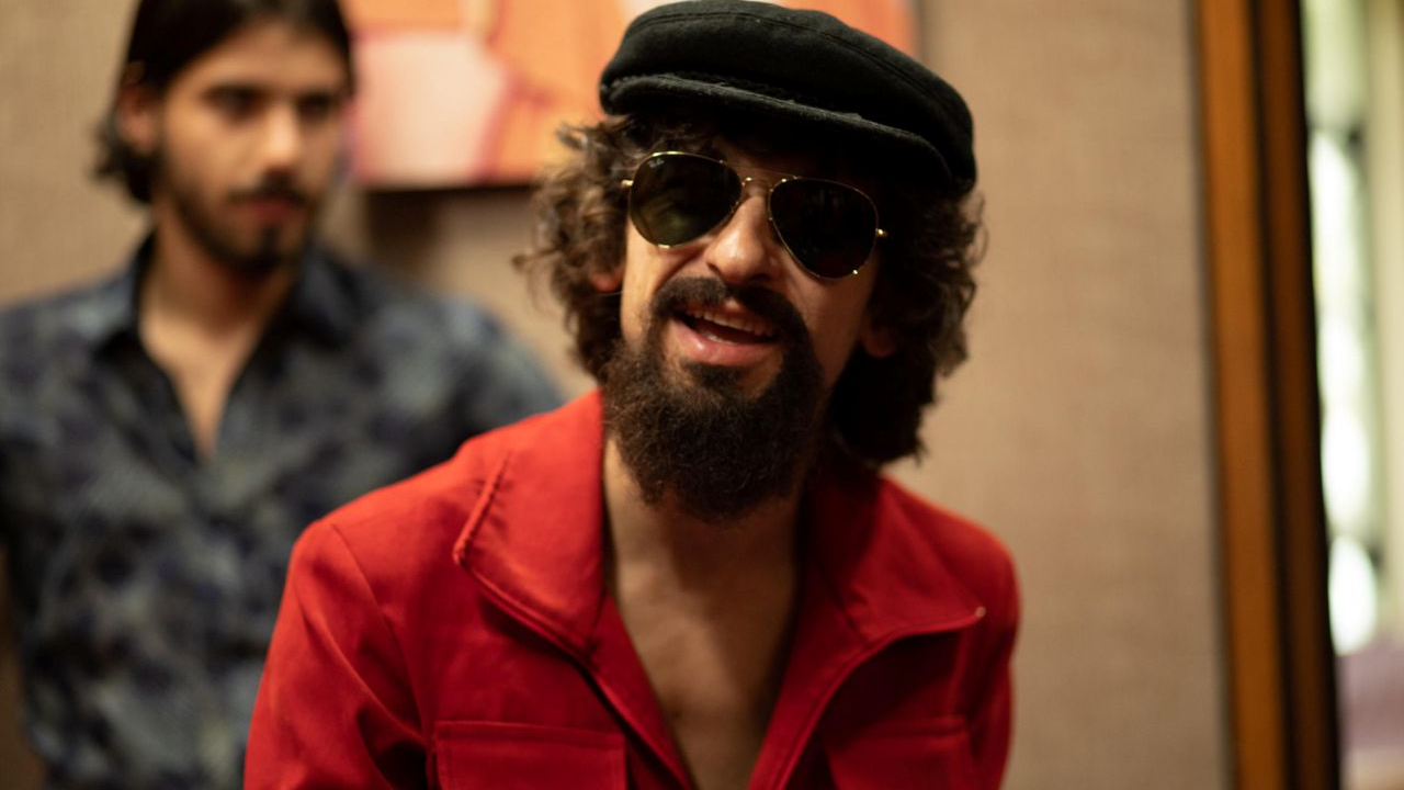 Imagem de Ravel Andrade como Raul Seixas em série do Globoplay