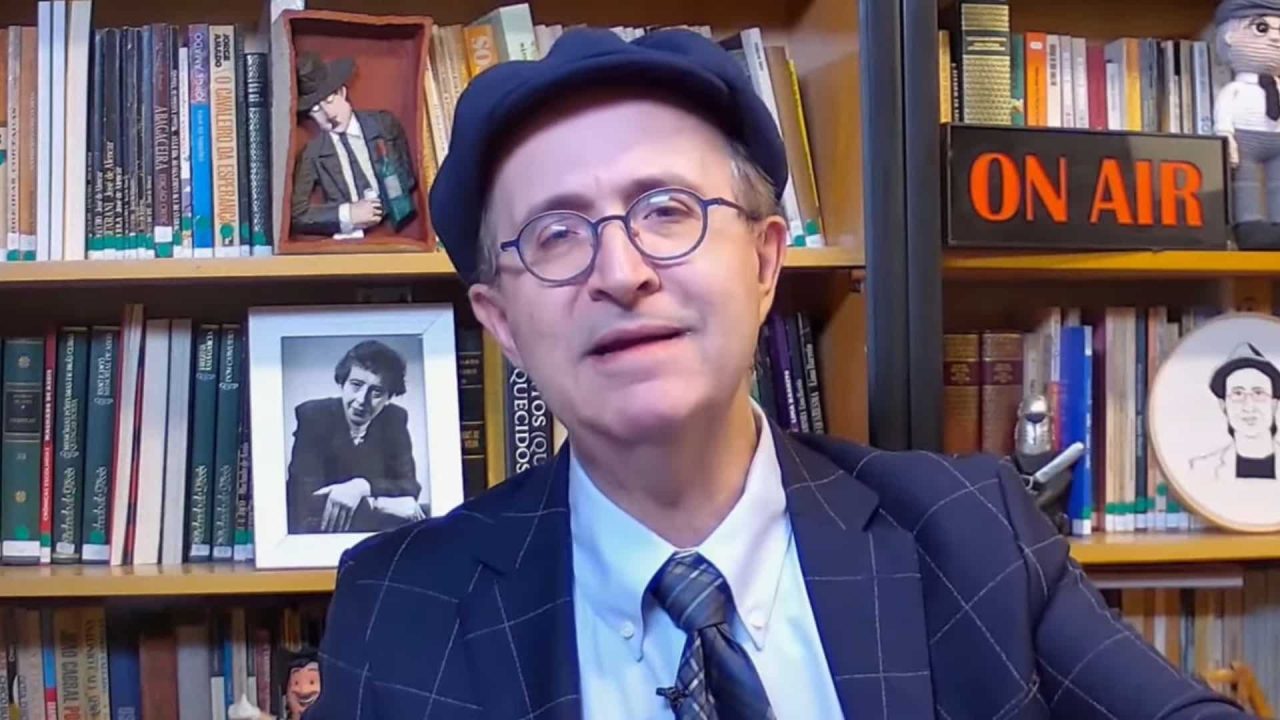 Foto de Reinaldo Azevedo em frente a cenário do É da Coisa