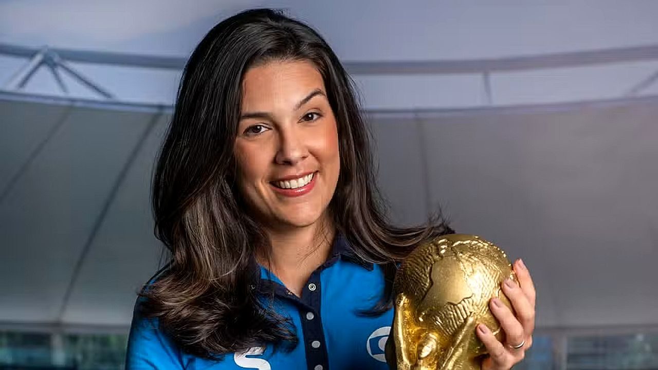 Renata Silveira segura réplica da taça da Copa do Mundo em foto promocional da cobertura esportiva da Globo