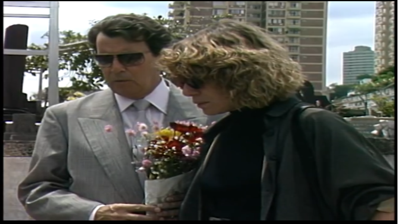 Renato leva Mariana até o túmulo falso de sua mãe em Rainha da Sucata