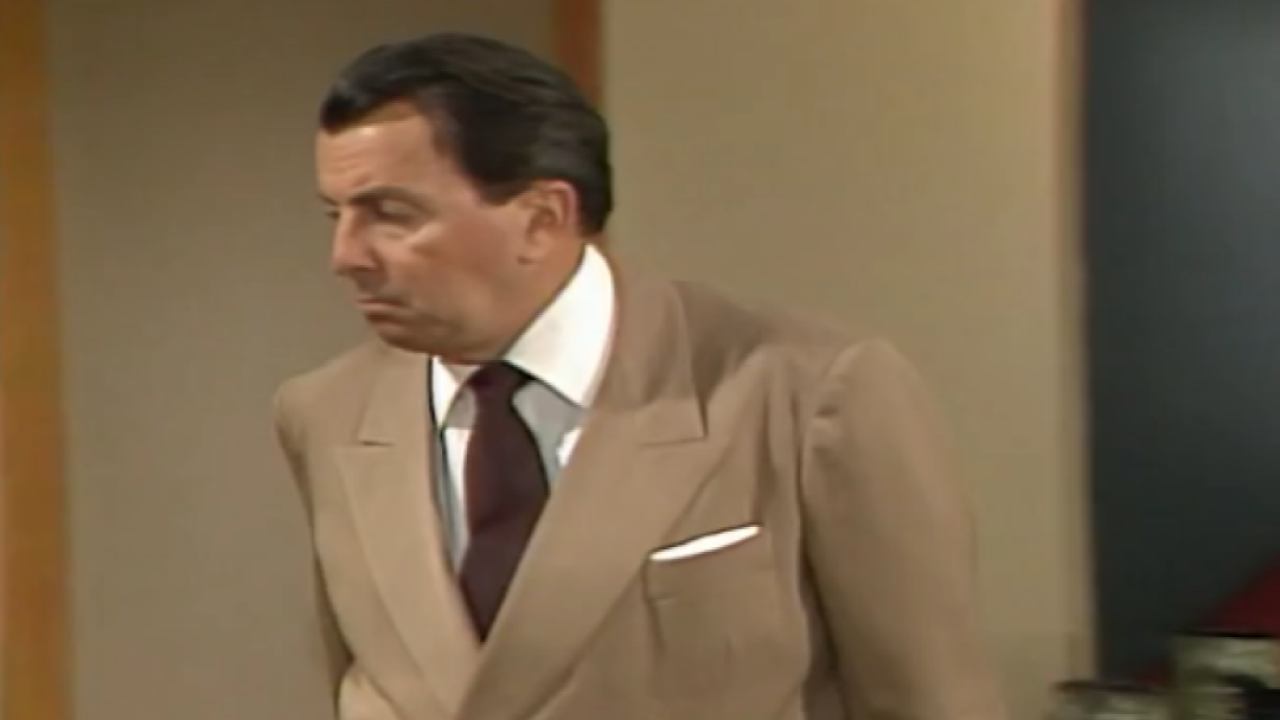 Renato volta da Suíça e descobre que Armênia é a nova presidente da Sucata em Rainha da Sucata