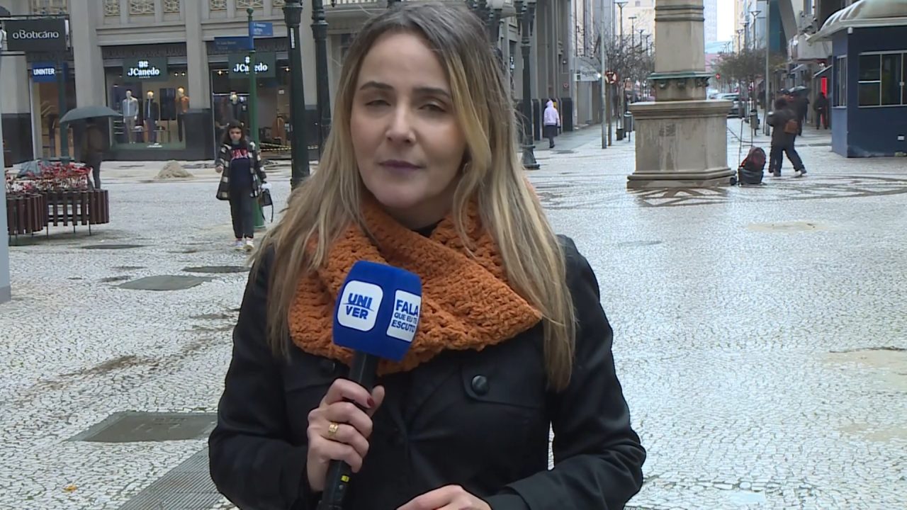 Foto de uma repórter do programa Fala Que Eu Te Escuto