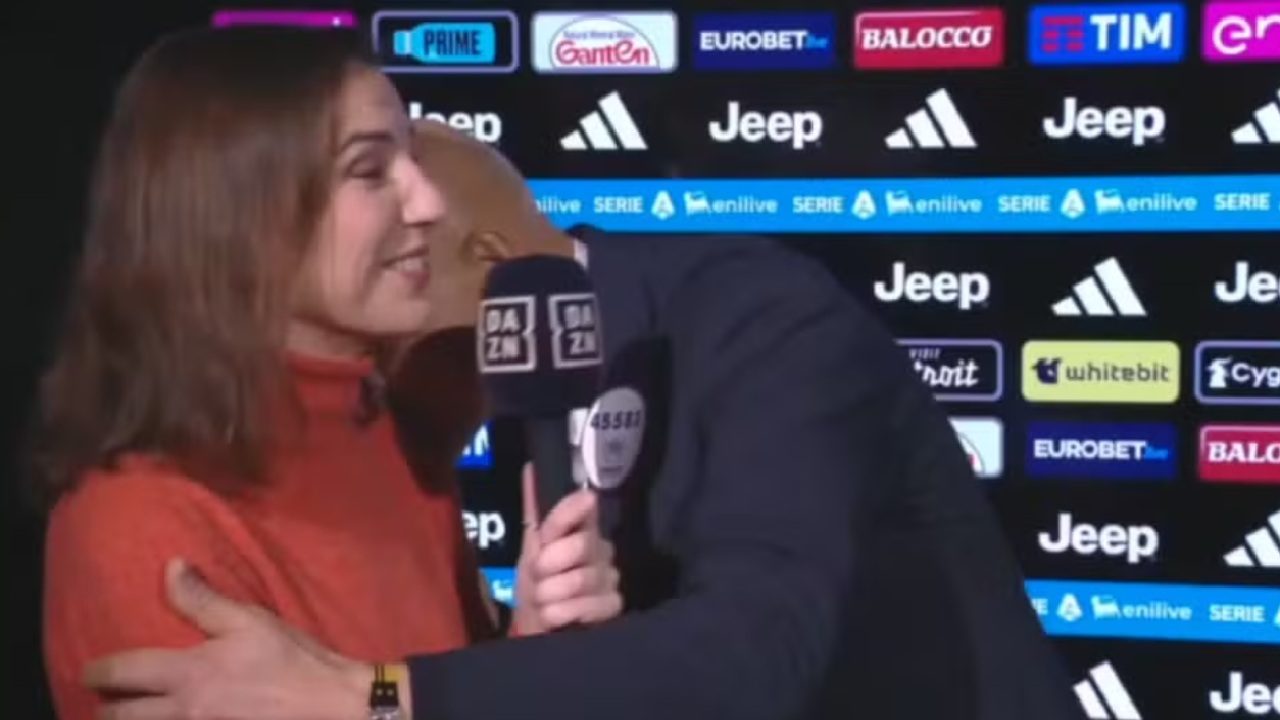Repórter da DAZN é abraçada por técnico durante entrevista pós jogo com painel de patrocinadores da Serie A ao fundo