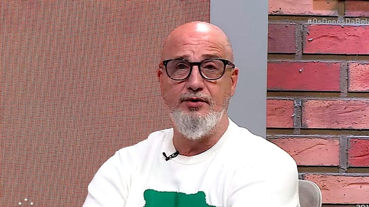 Comentarista esportivo fala durante programa Os Donos da Bola em estúdio de TV