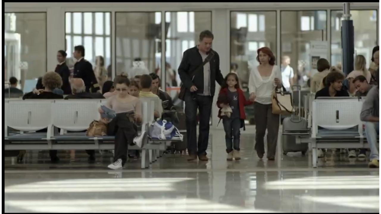 Rita é adotada por um casal estrangeiro que a leva para a Argentina em Avenida Brasil