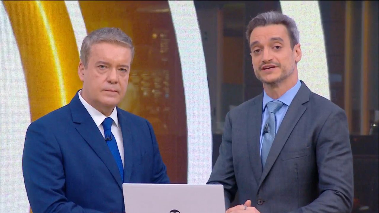 Foto de Roberto Kovalick e Tiago Scheuer no estúdio do telejornal Hora 1, da TV Globo