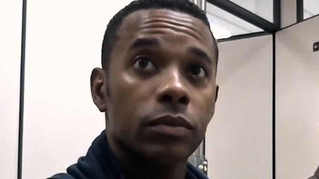 Robinho em audiência de custódia em 2024; ex-jogador desistiu de entrevista ao SBT (foto: Reprodução/Globo)