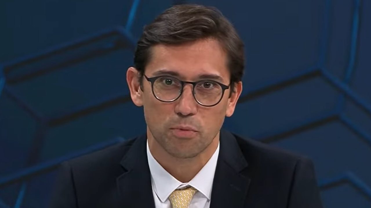 Foto de Rodolfo Schneider no estúdio do Canal Livre