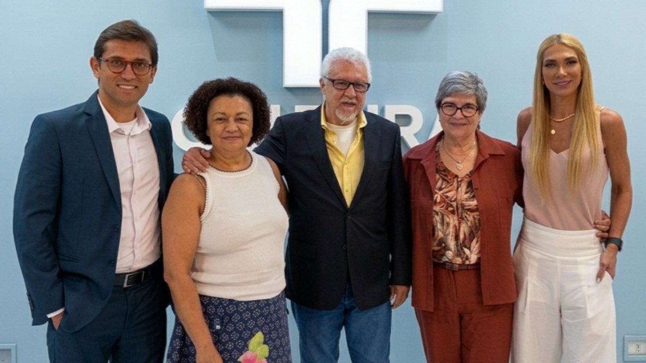 Rodolfo Schneider, Maria Angela de Jesus, Fernando Mitre, Marília Assef e Andressa Guaraná sorriem em encontro, fundo com logo da TV Cultura