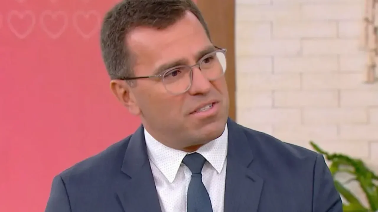 Rodrigo Bocardi em um estúdio da Globo