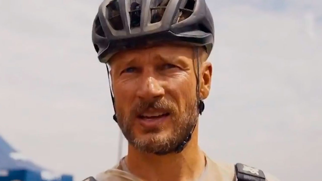 Rodrigo Hilbert usando capacete e mochila durante expedição do programa Planeta Extremo
