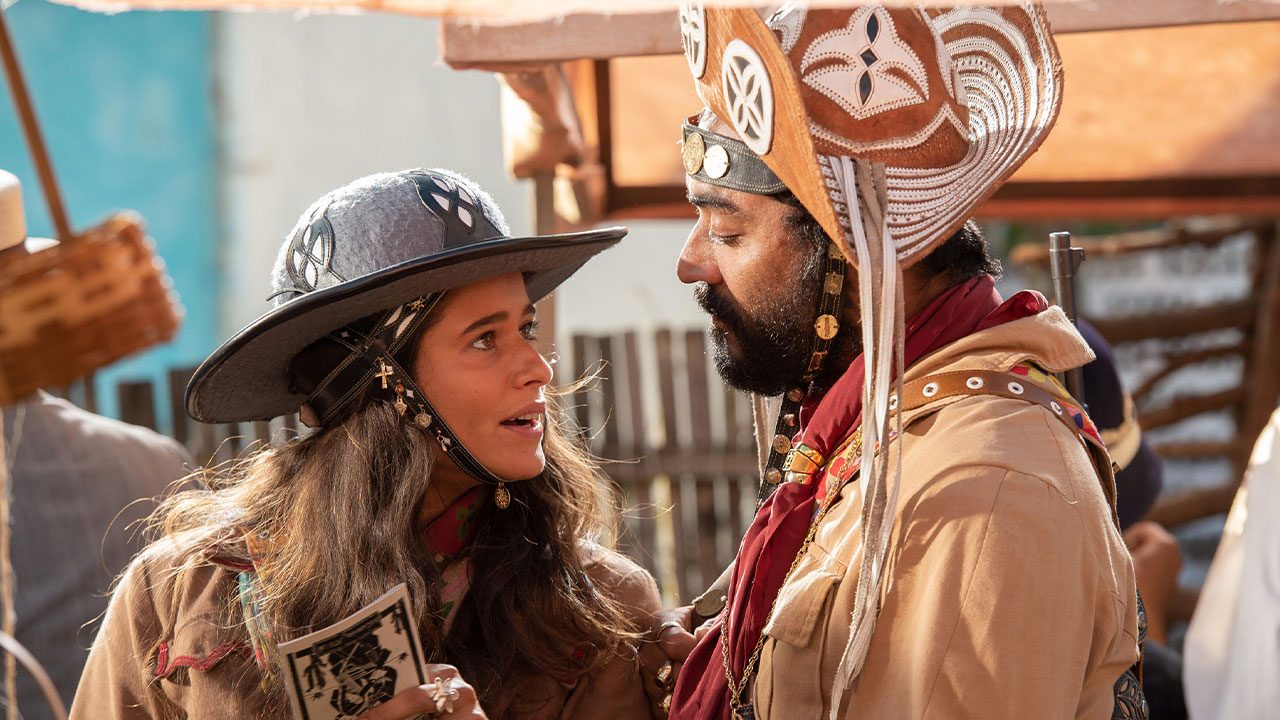 Isadora Cruz como Rosa e Thomás Aquino como Josué caracterizados como cangaceiros em cena de Guerreiros do Sol no Globoplay