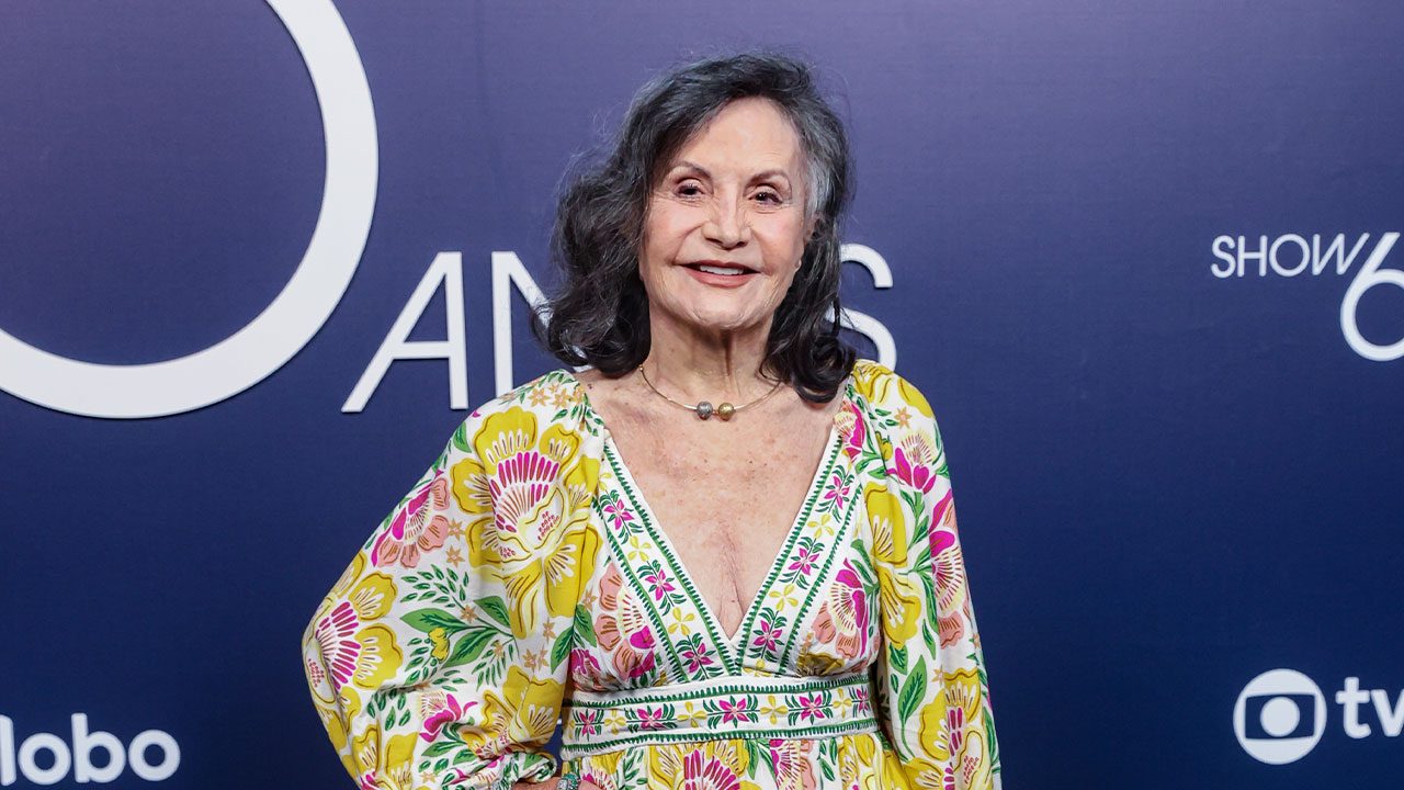 Rosamaria Murtinho sorrindo com vestido floral no evento de 60 anos da TV Globo