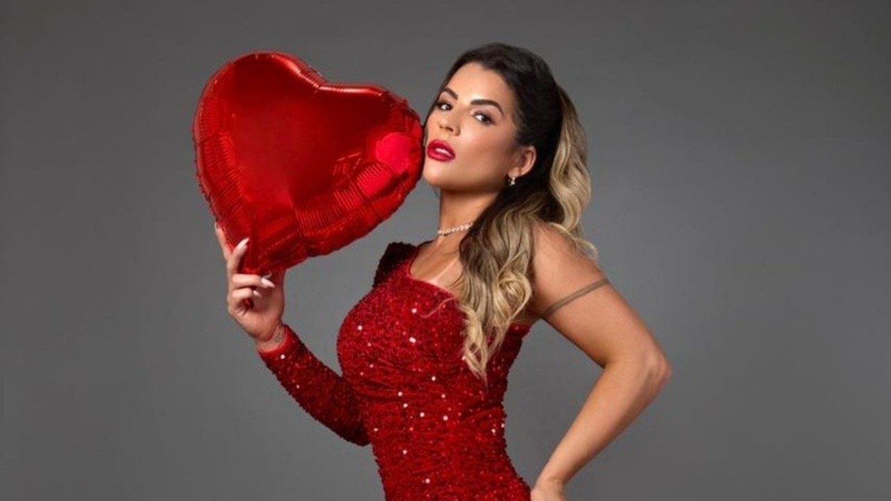 Rosana Ferreira posa com vestido vermelho e balão em formato de coração em ensaio fotográfico promocional