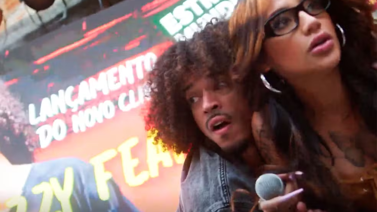 Ryan e Azzy se veem no meio de um tiroteio na apresentação de seu show em Dona de Mim