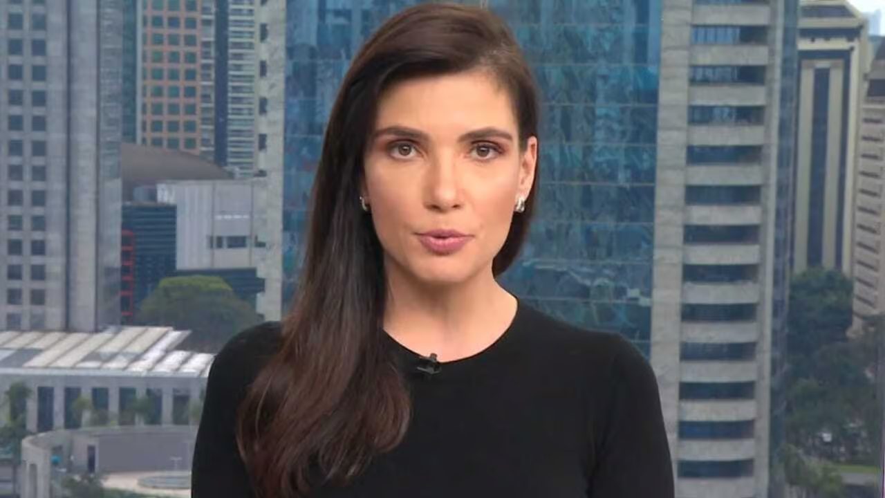 Sabina Simonato de roupa preta com o estúdio no fundo