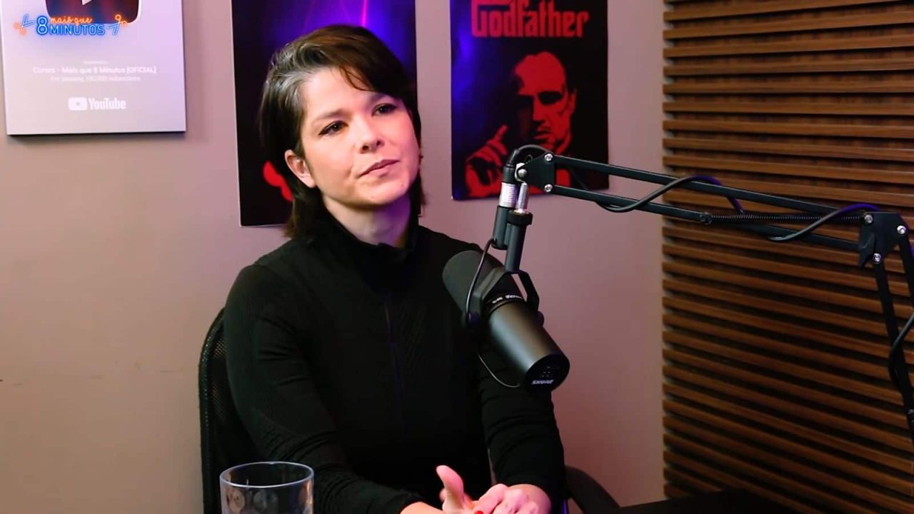 Foto da ex-Globo Samara Felippo no podcast de Rafinha Bastos