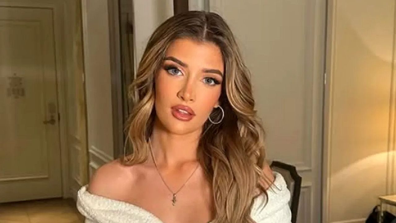 Sami Sheen posa com blusa branca de ombros à mostra em retrato compartilhado nas redes sociais