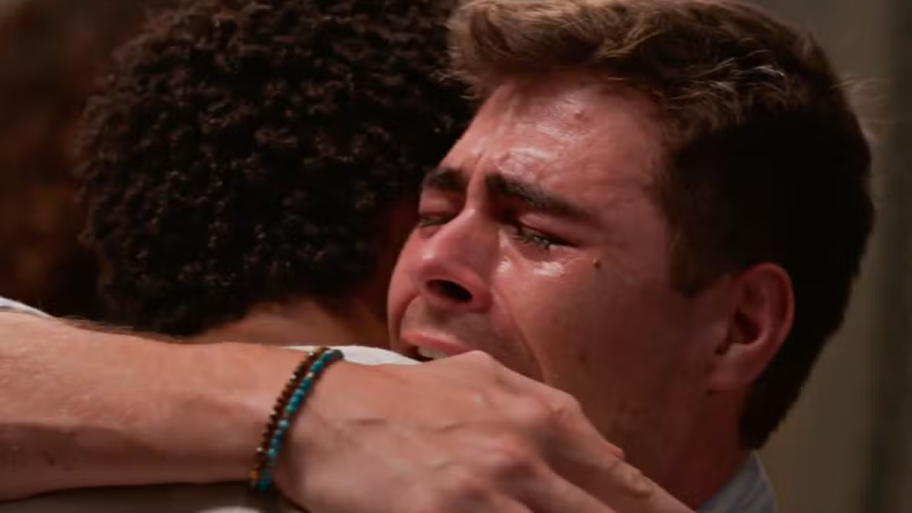 Samuel tenta consolar Davi sobre Jaques em Dona de Mim