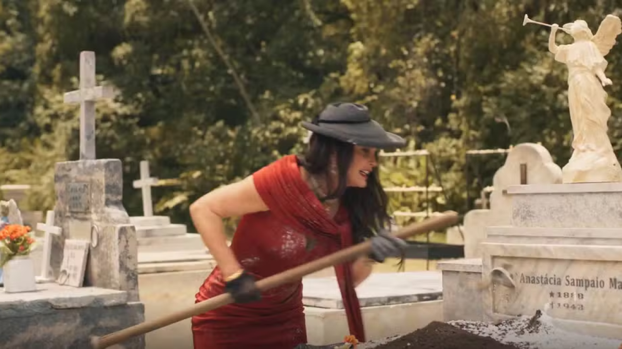 Sandra vai visitar o seu túmulo e o de Anastácia em Êta Mundo Melhor!